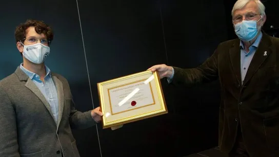 ©Dr. Eskandary und Prof. Mühlbacher bei der Preisverleihung